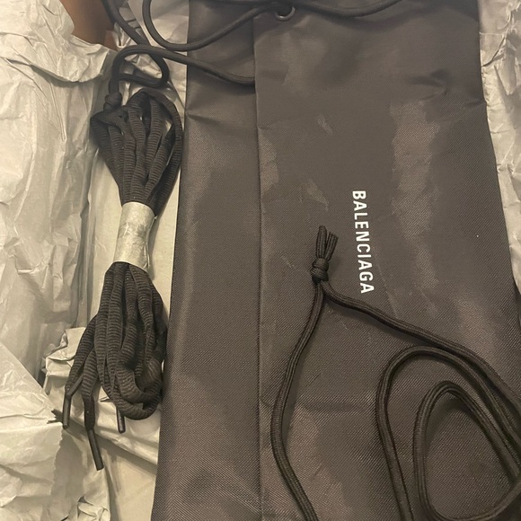 Brand New BALENCIAGA Runners never been worn. Comes with bag and extra laces. - Picture 2 of 8